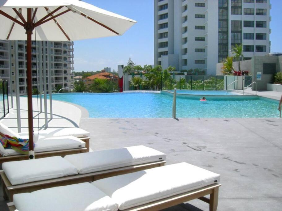 Luxury Wave Apt Broadbeach 2302