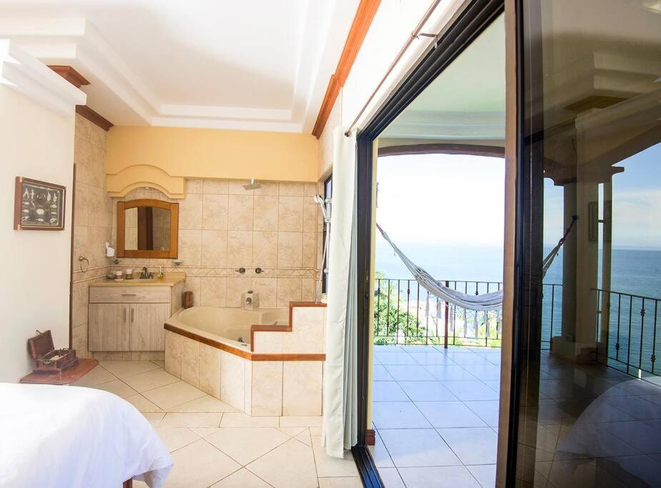 Villa Lapamar, pool with ocean view, Unique!