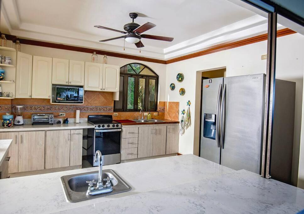 Villa Lapamar, pool with ocean view, Unique!