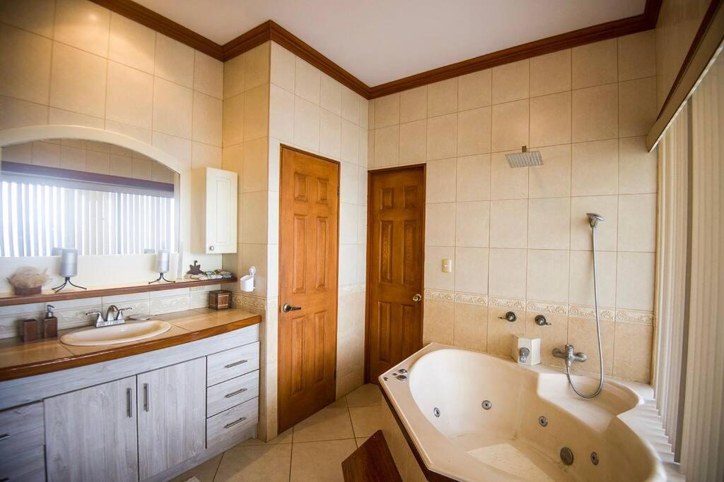 Villa Lapamar, pool with ocean view, Unique!