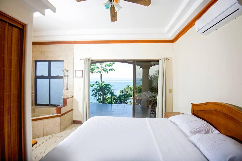 Villa Lapamar, pool with ocean view, Unique!