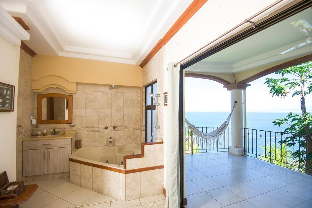 Villa Lapamar, pool with ocean view, Unique!