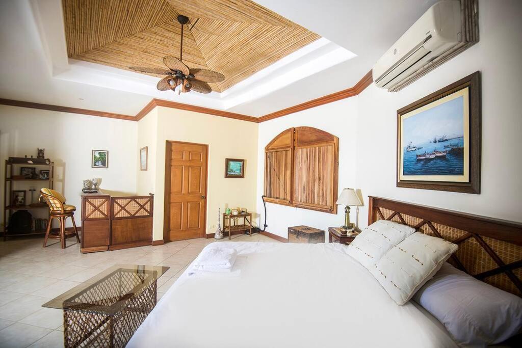 Villa Lapamar, pool with ocean view, Unique!