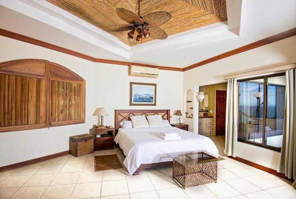 Villa Lapamar, pool with ocean view, Unique!