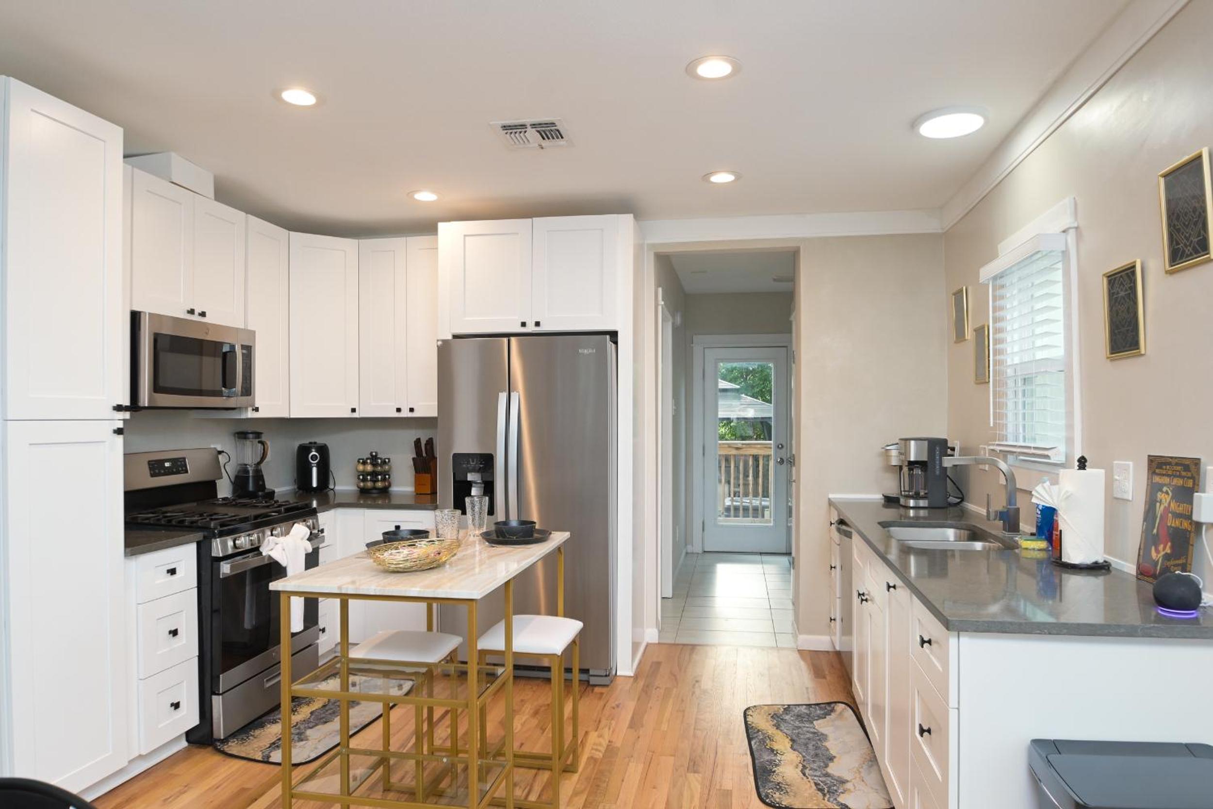The Marbled Speakeasy - San Antonio Luxury Home by the Alamo view 3