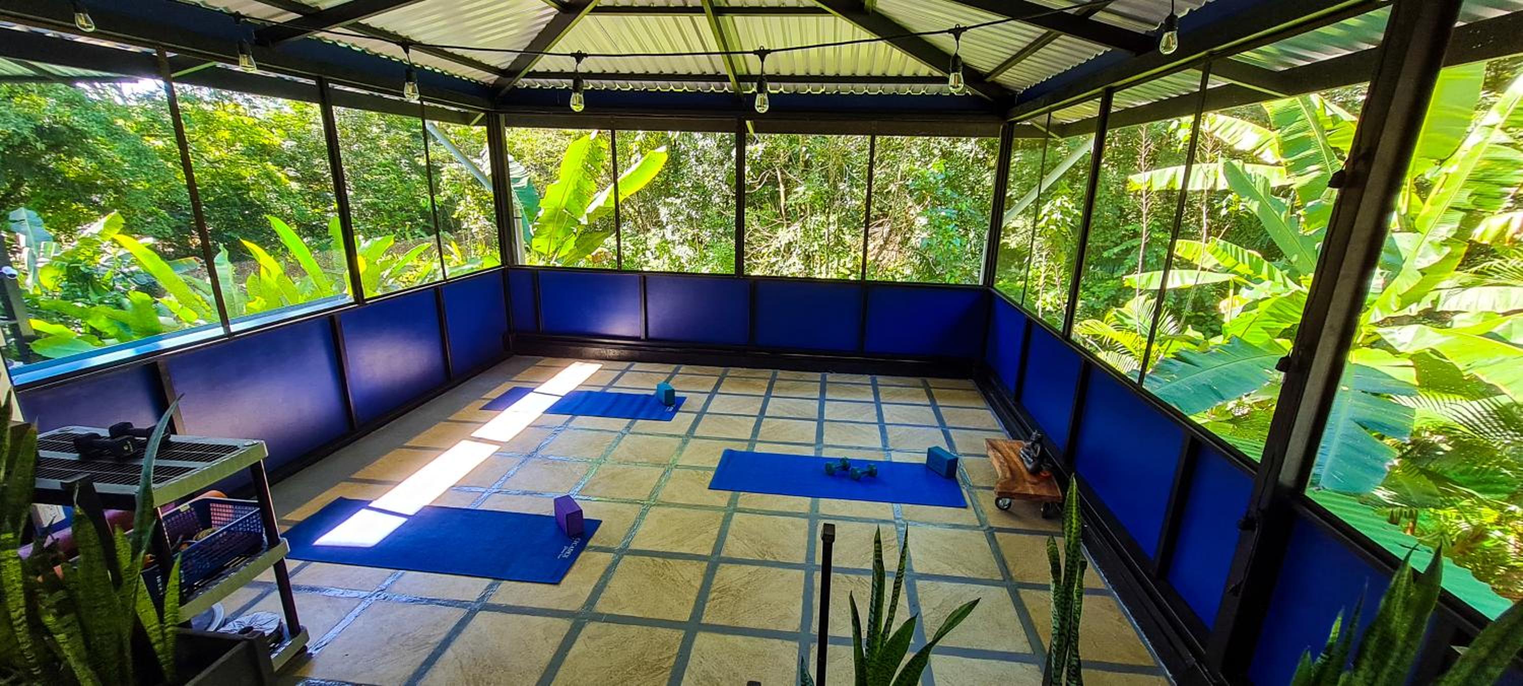 Cabina Azul in Bejuco Beach with queen bed but no air conditioning