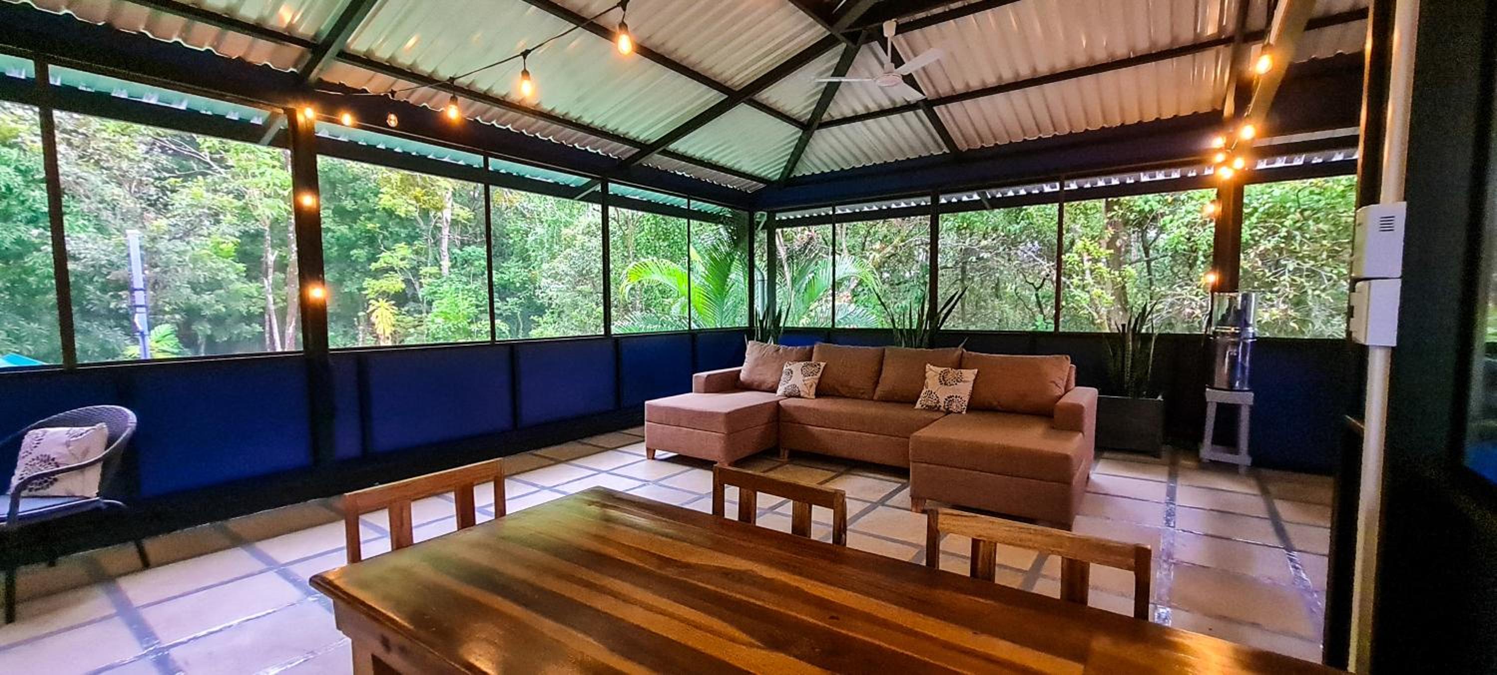 Cabina Azul in Bejuco Beach with queen bed but no air conditioning