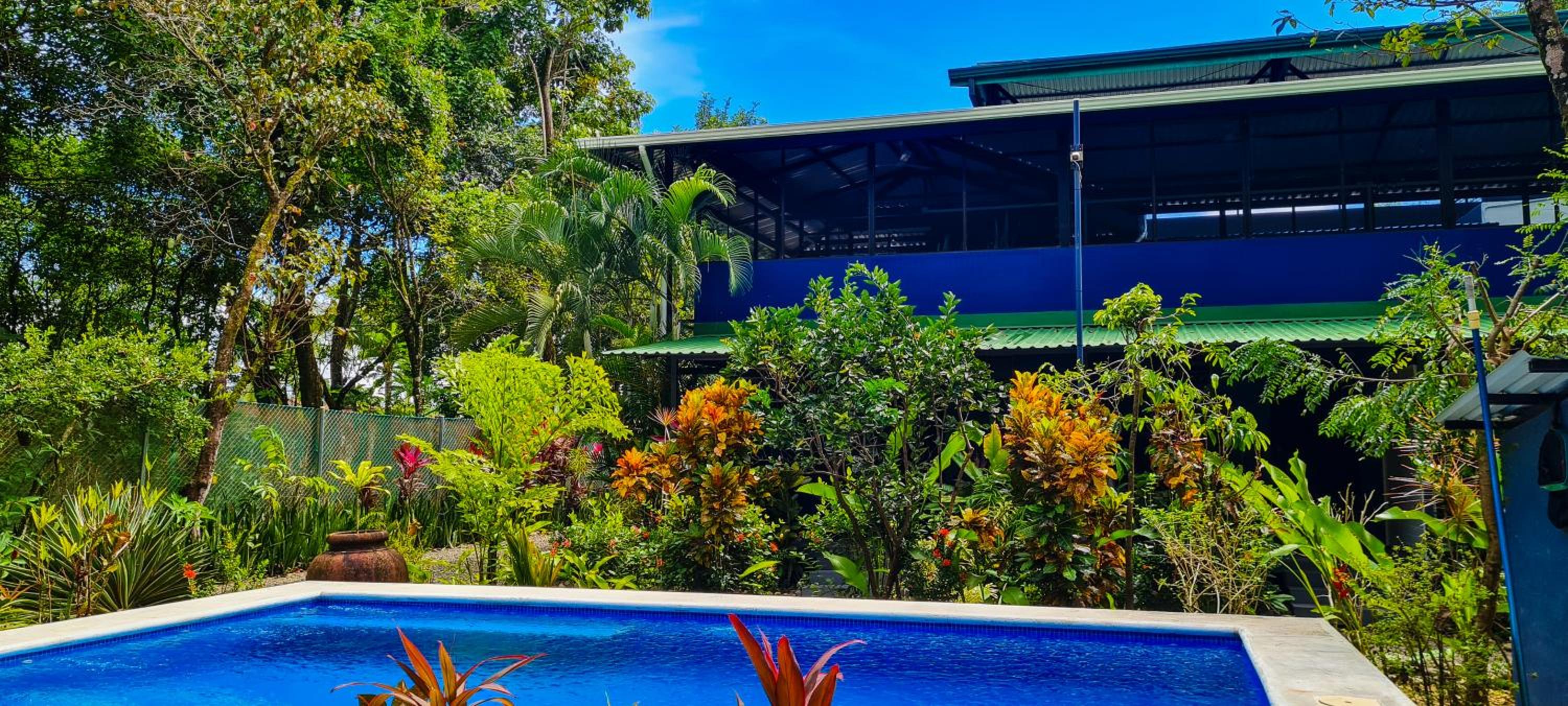 Cabina Azul in Bejuco Beach with queen bed but no air conditioning