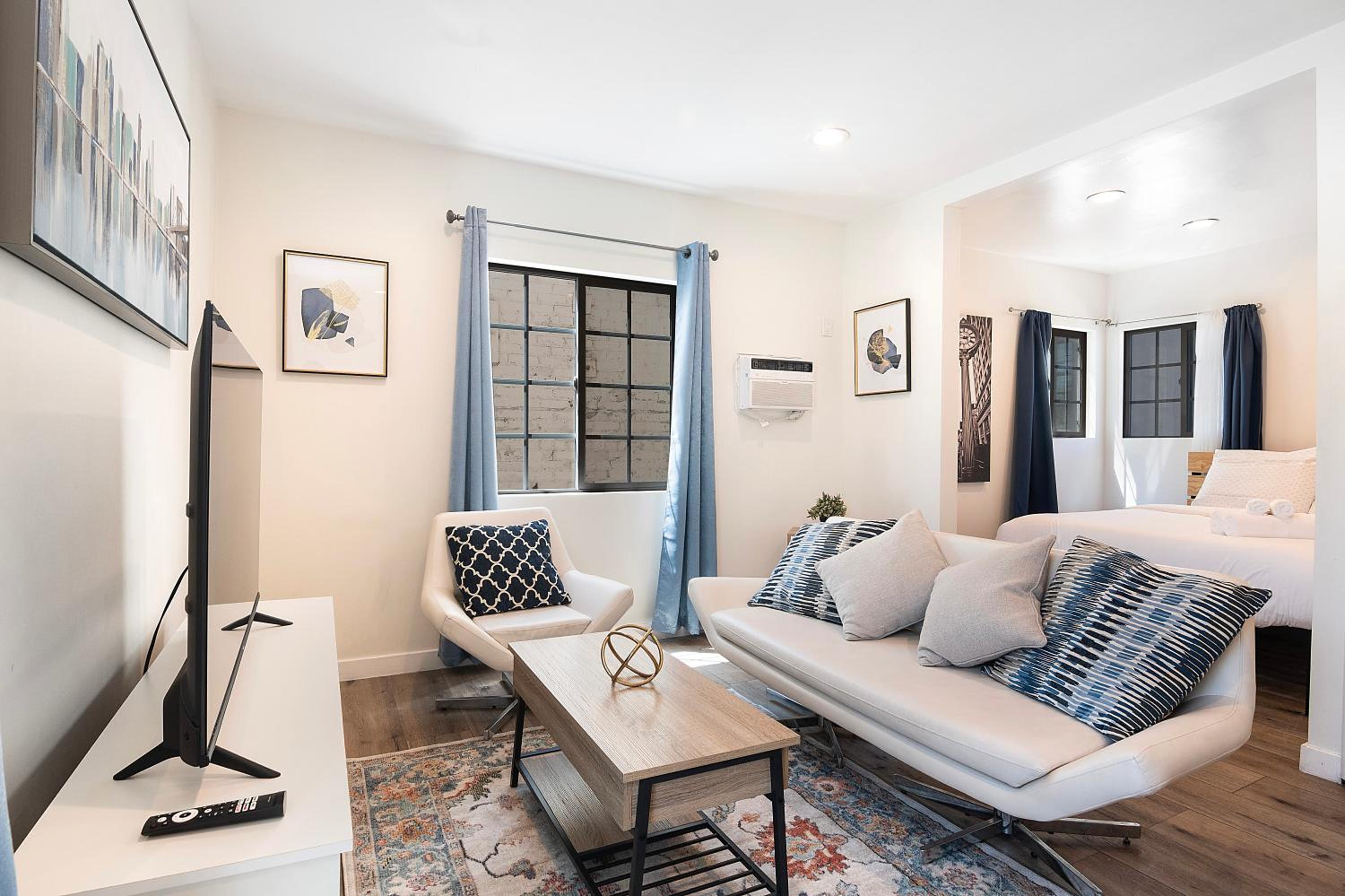 Modern Studio for 2 - Prime Location Beverly Hills Adj