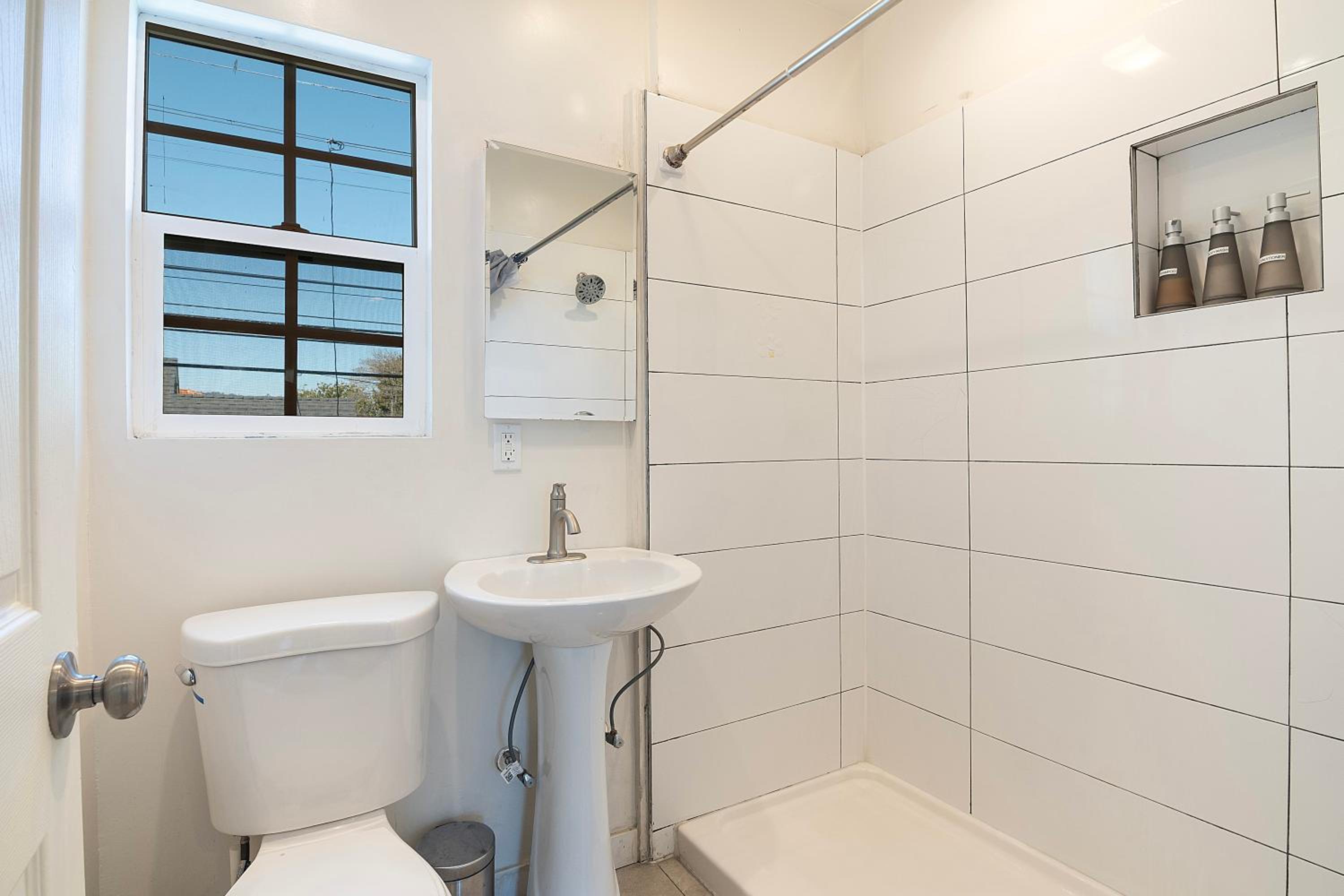 Modern Studio for 2 - Prime Location Beverly Hills Adj
