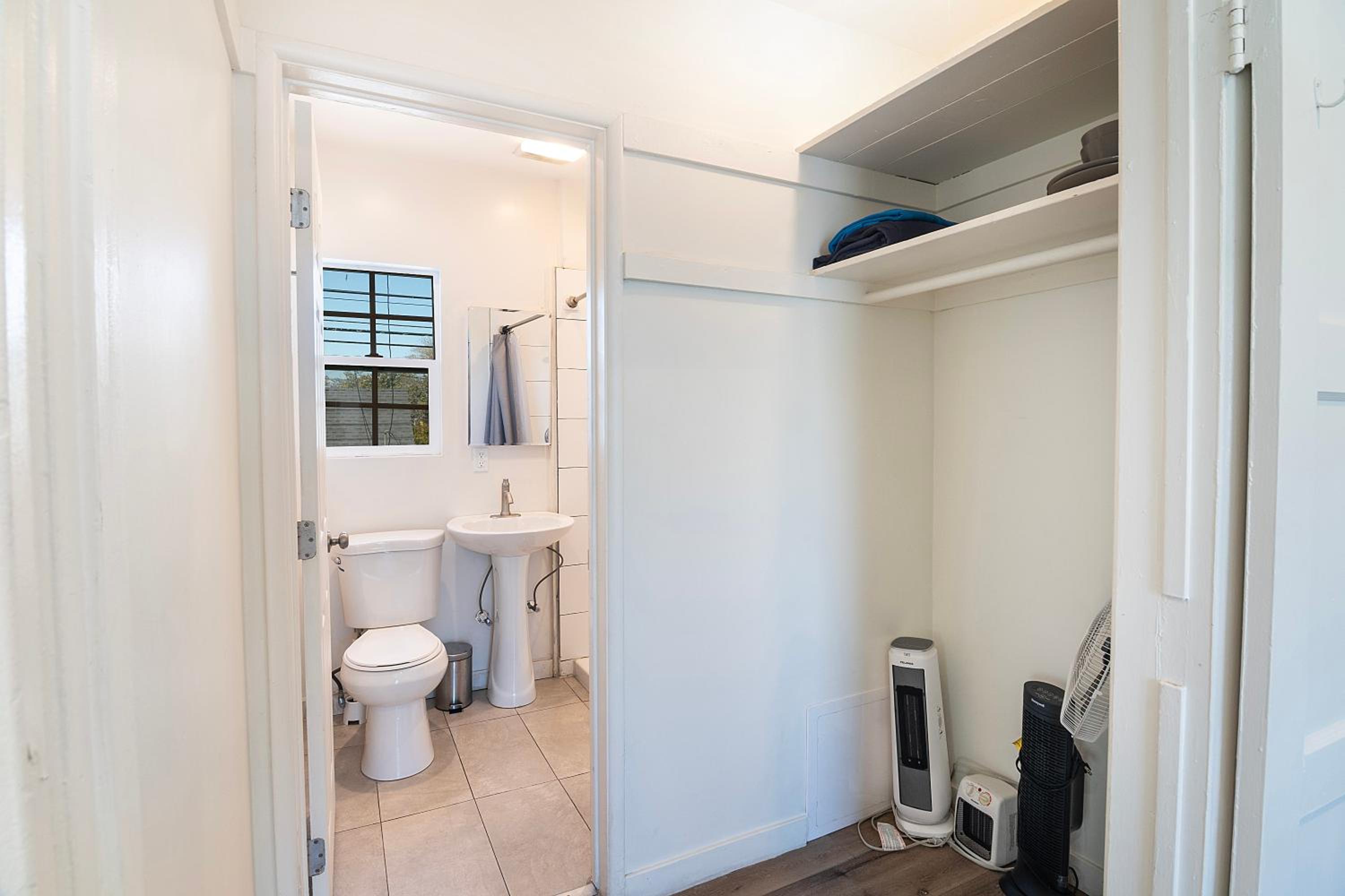 Modern Studio for 2 - Prime Location Beverly Hills Adj