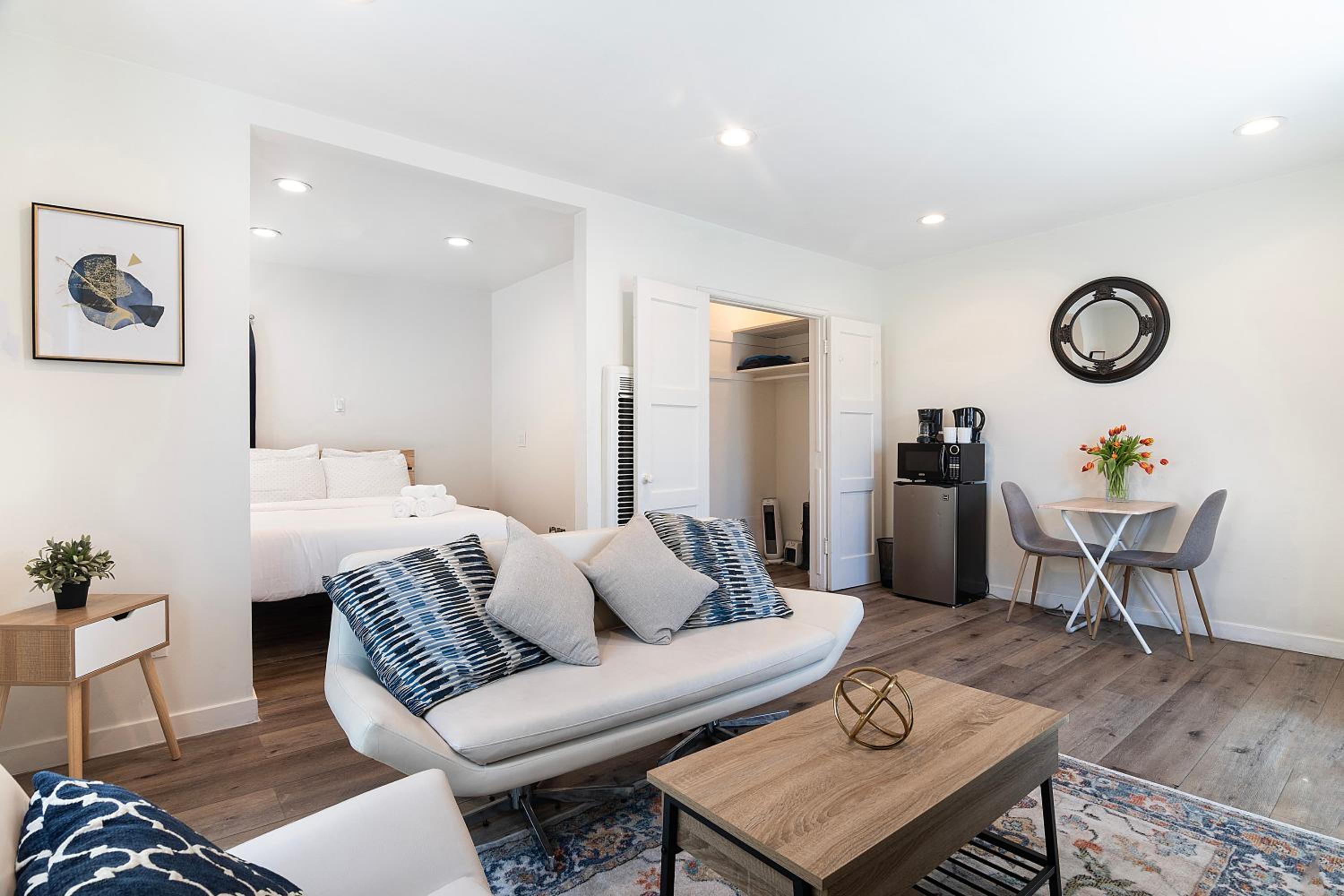 Modern Studio for 2 - Prime Location Beverly Hills Adj