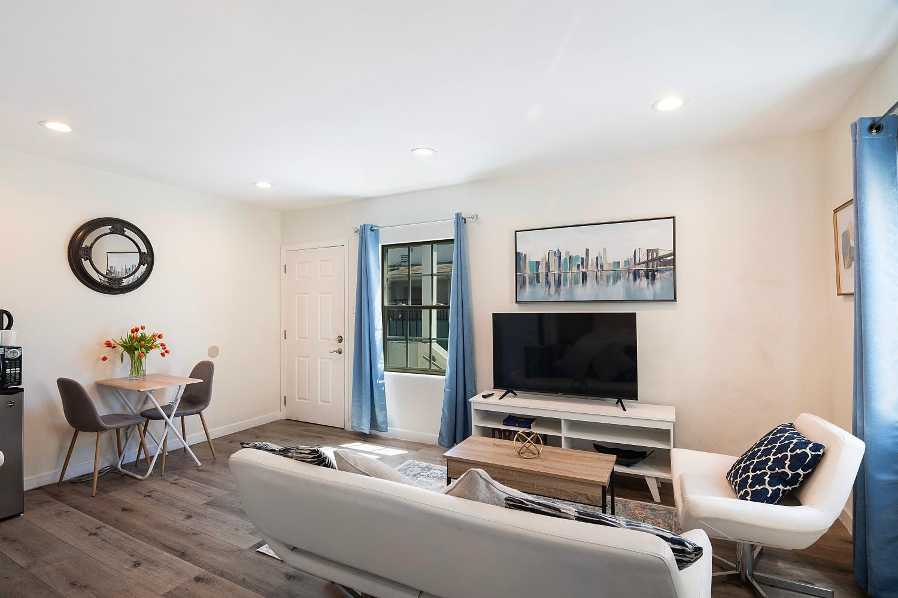 Modern Studio for 2 - Prime Location Beverly Hills Adj