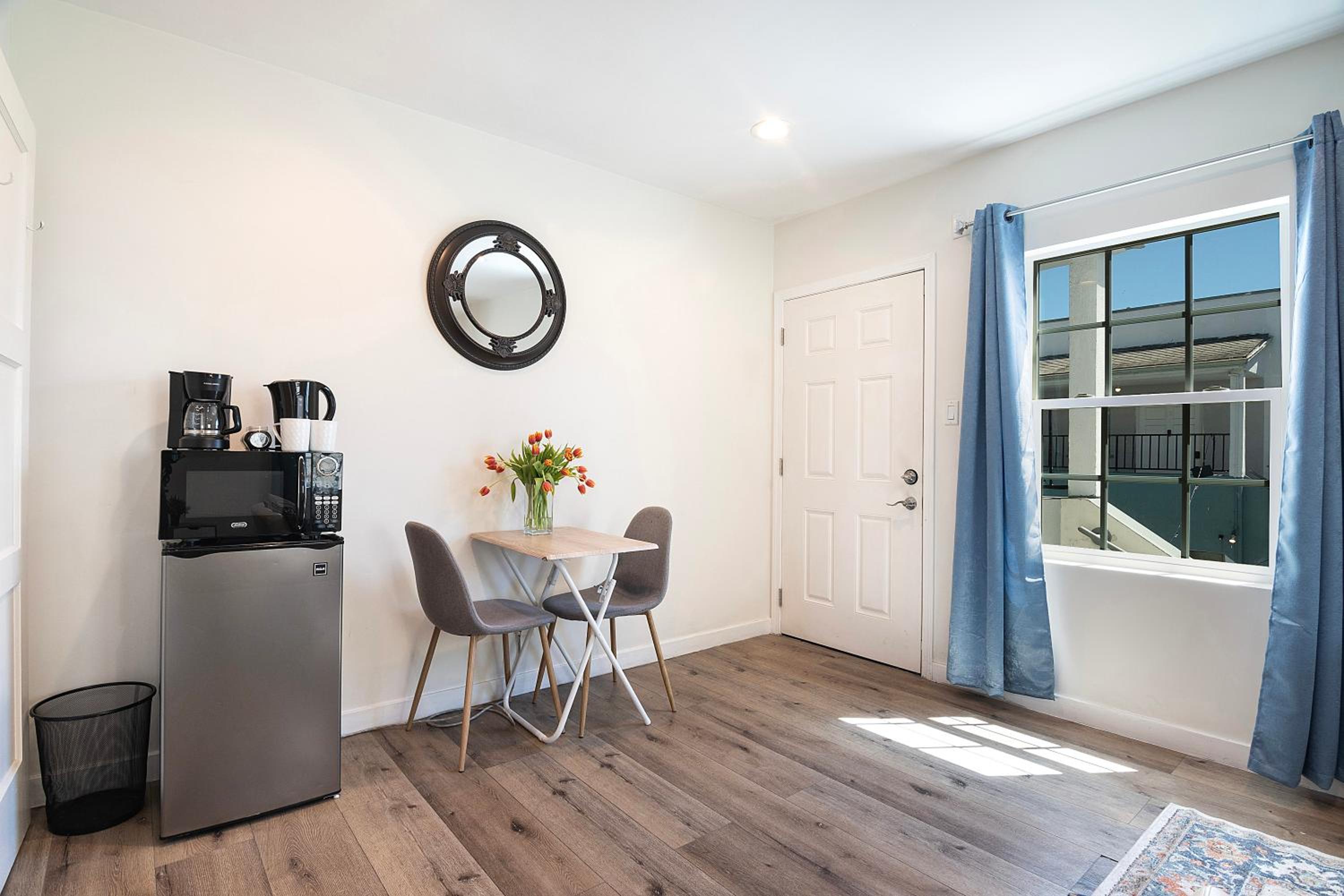 Modern Studio for 2 - Prime Location Beverly Hills Adj