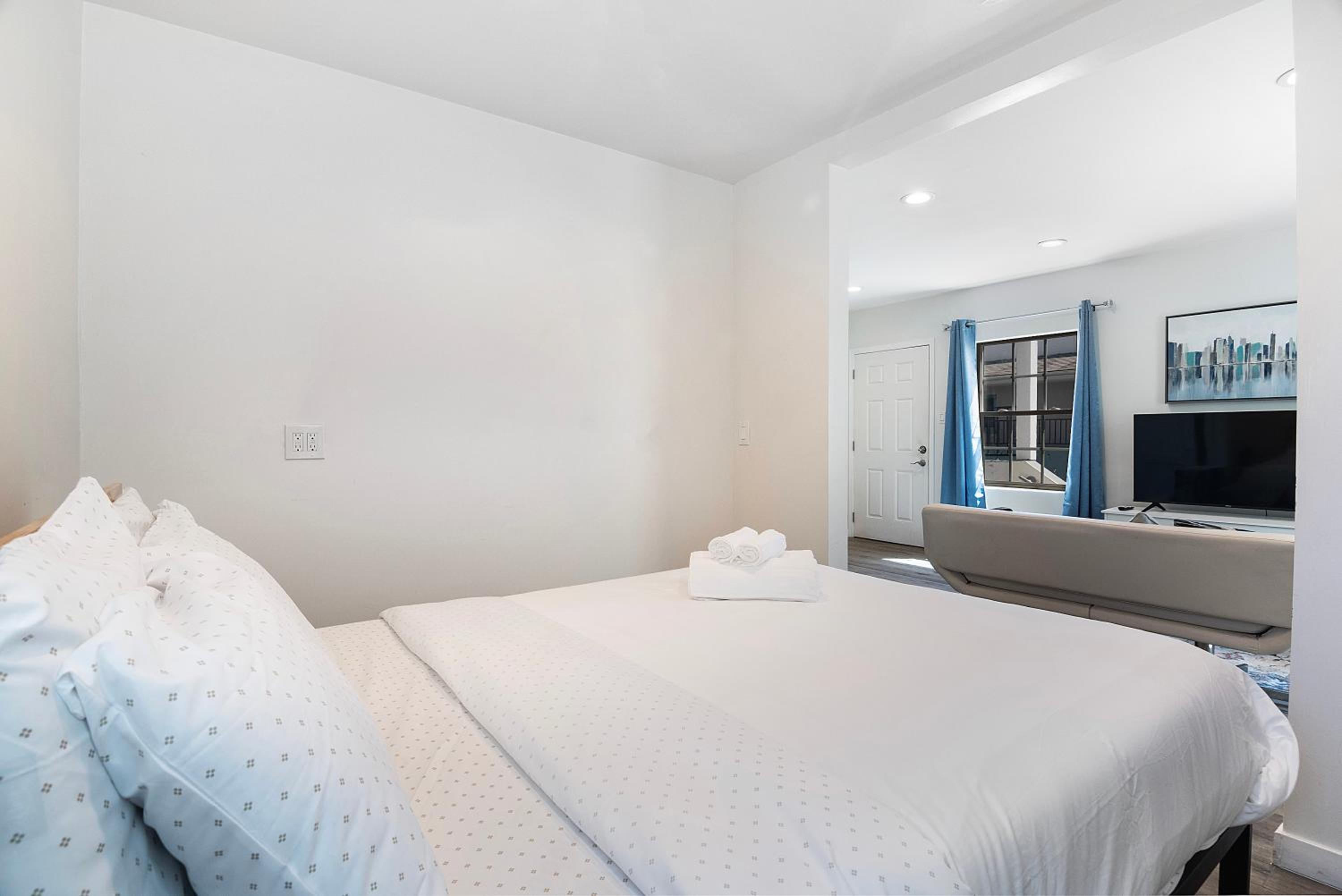 Modern Studio for 2 - Prime Location Beverly Hills Adj