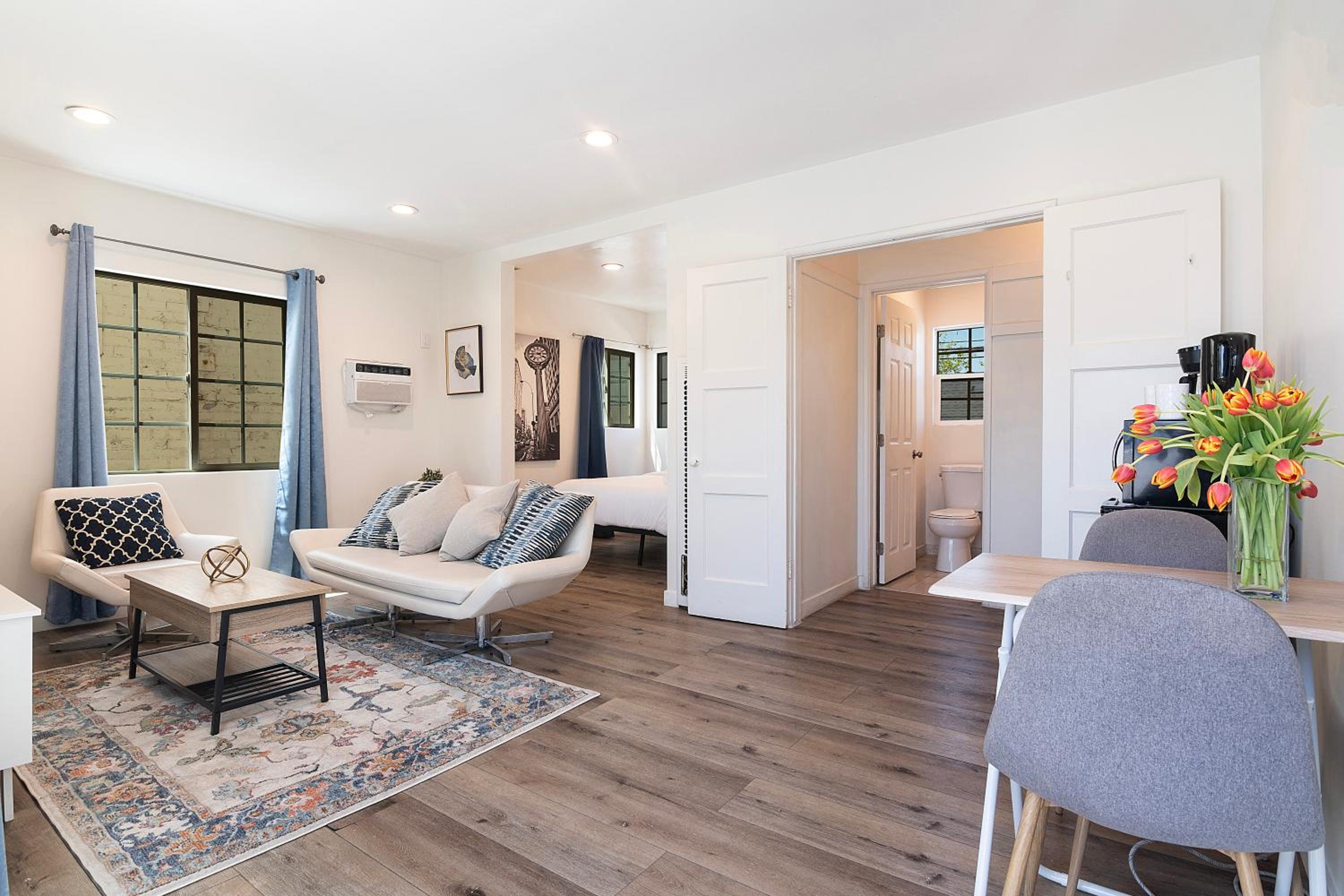 Modern Studio for 2 - Prime Location Beverly Hills Adj