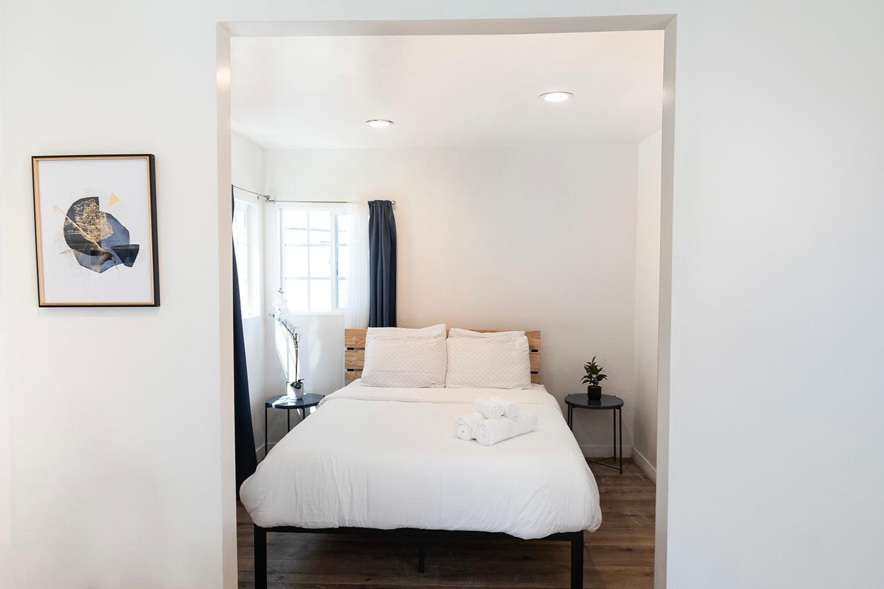 Modern Studio for 2 - Prime Location Beverly Hills Adj