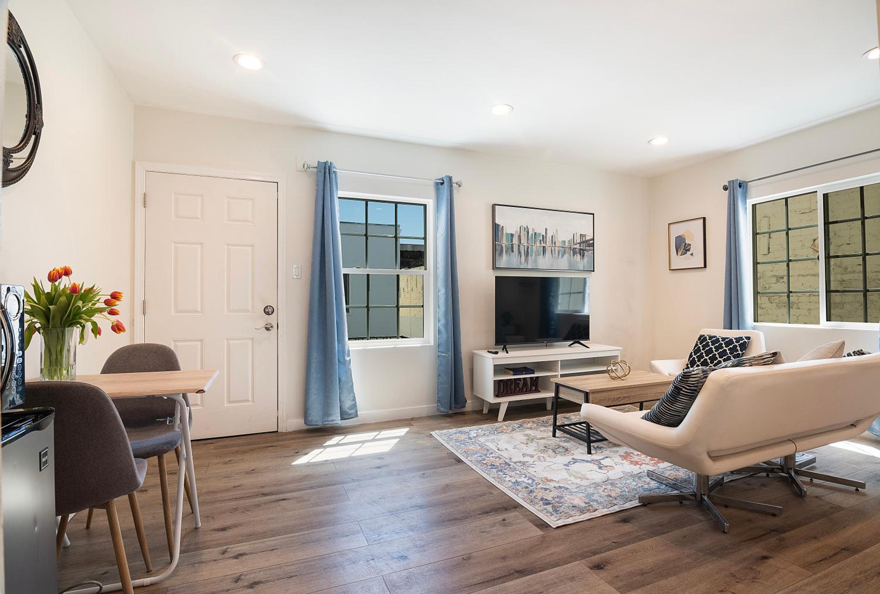 Modern Studio for 2 - Prime Location Beverly Hills Adj