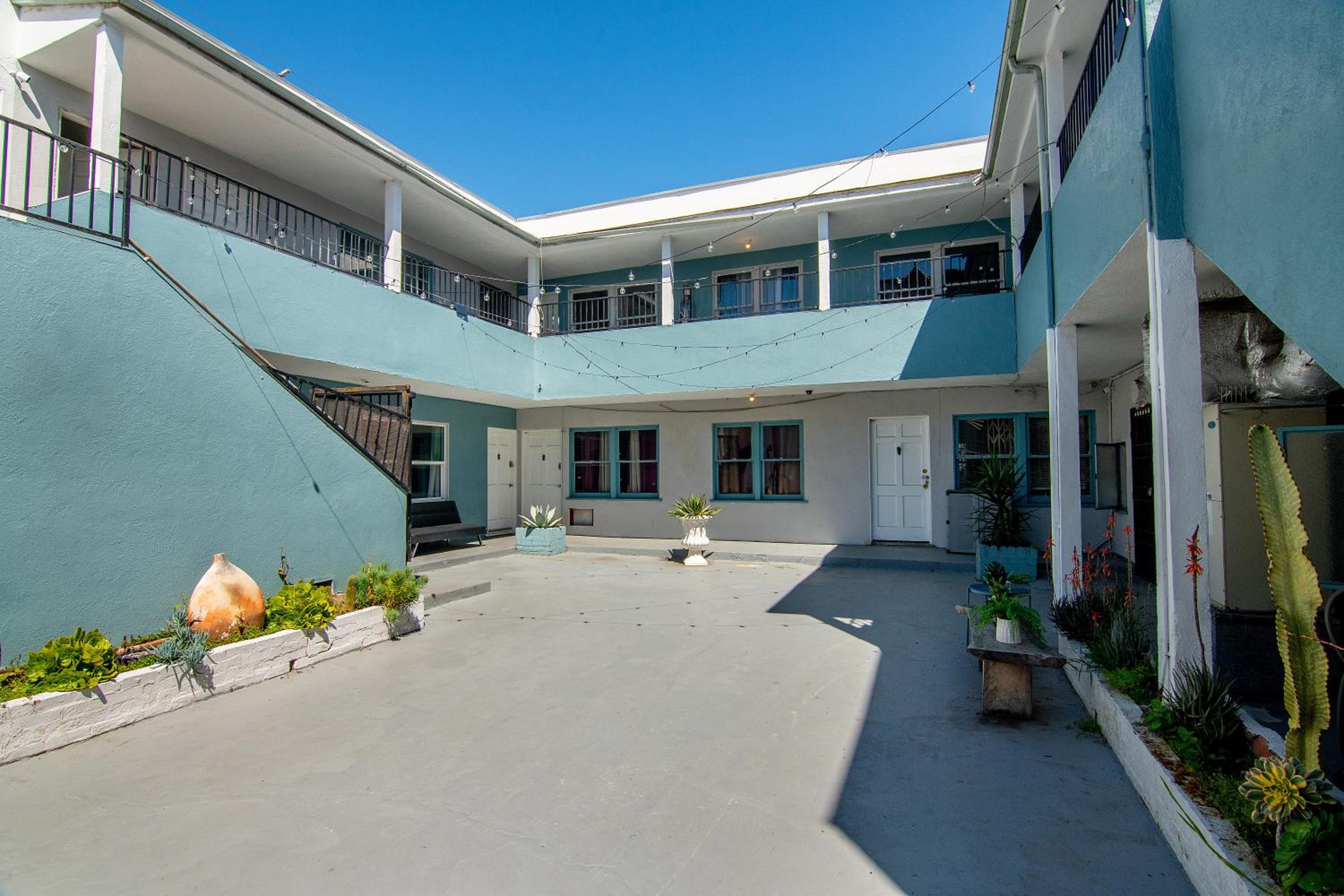 Modern Studio for 2 - Prime Location Beverly Hills Adj