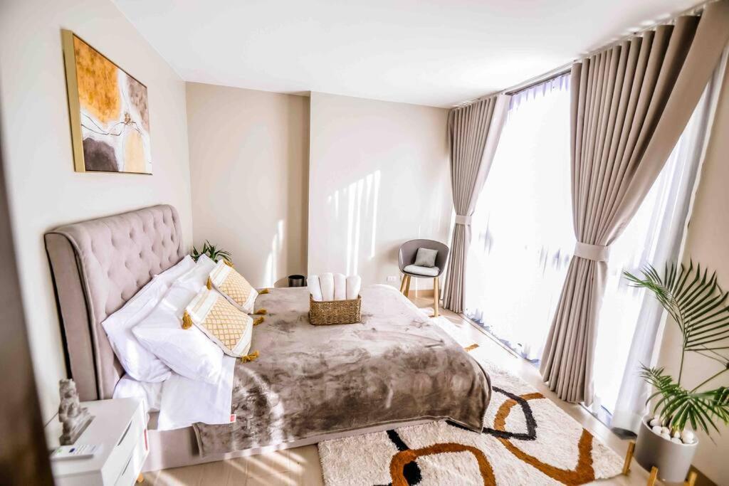 New Modern Luxurious 2Bedroom in Eastwood view 5