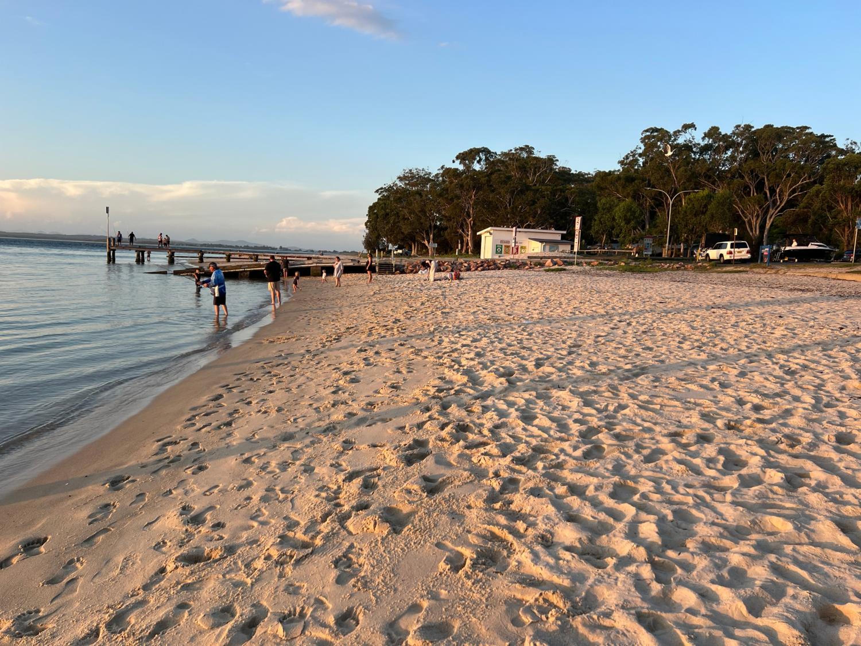 2Bays Studio- Walk to 2 Beaches! Perfect Location with Private Courtyard & BBQ