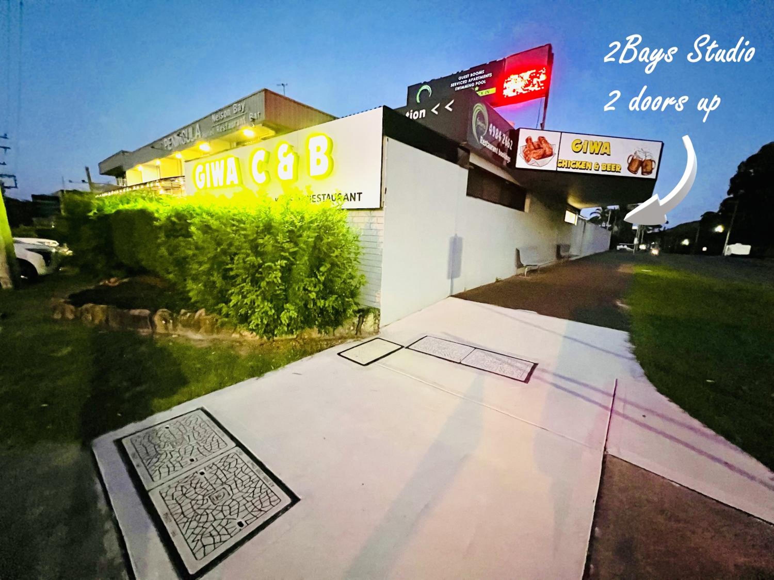 2Bays Studio- Walk to 2 Beaches! Perfect Location with Private Courtyard & BBQ