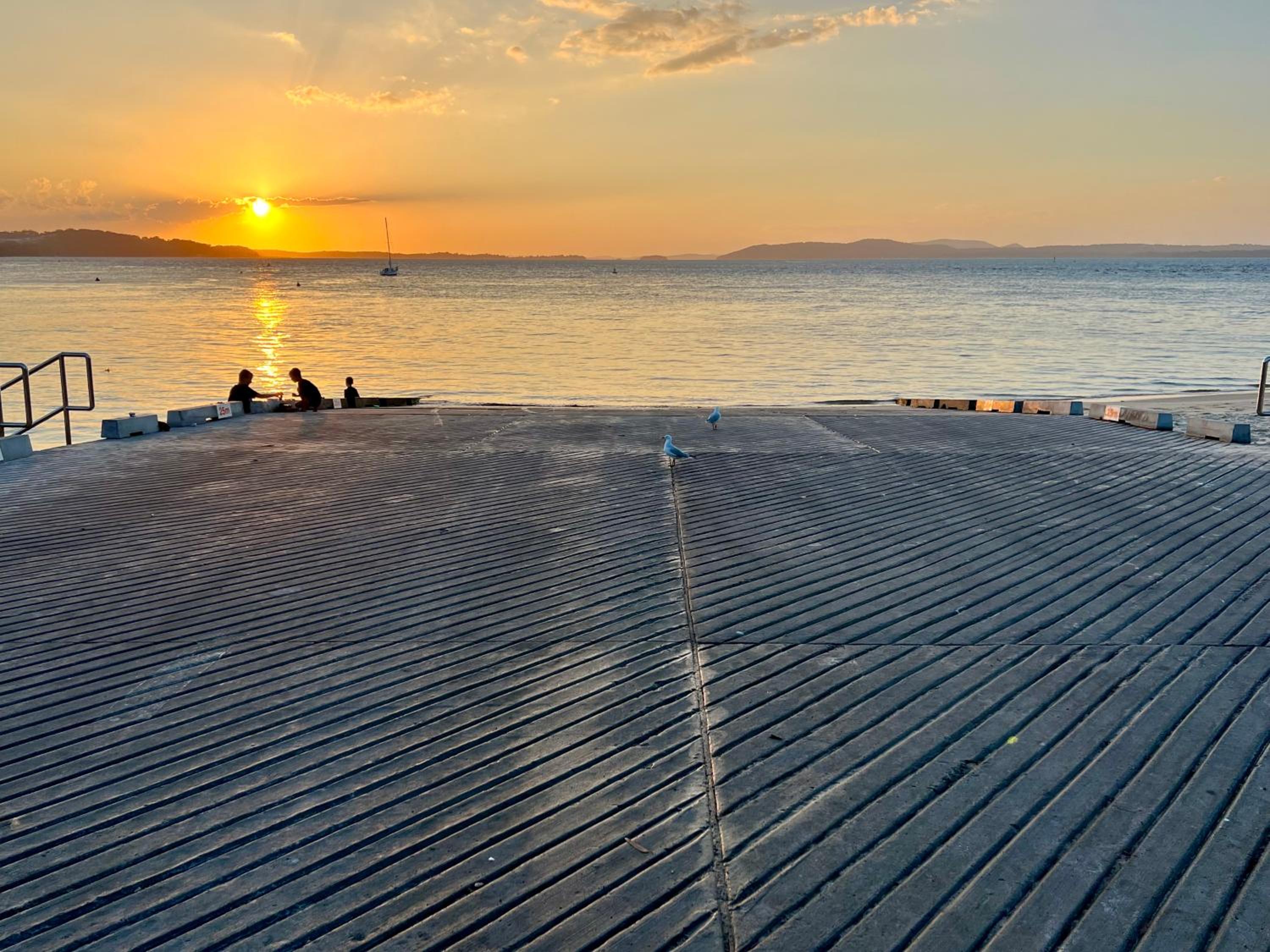 2Bays Studio- Walk to 2 Beaches! Perfect Location with Private Courtyard & BBQ