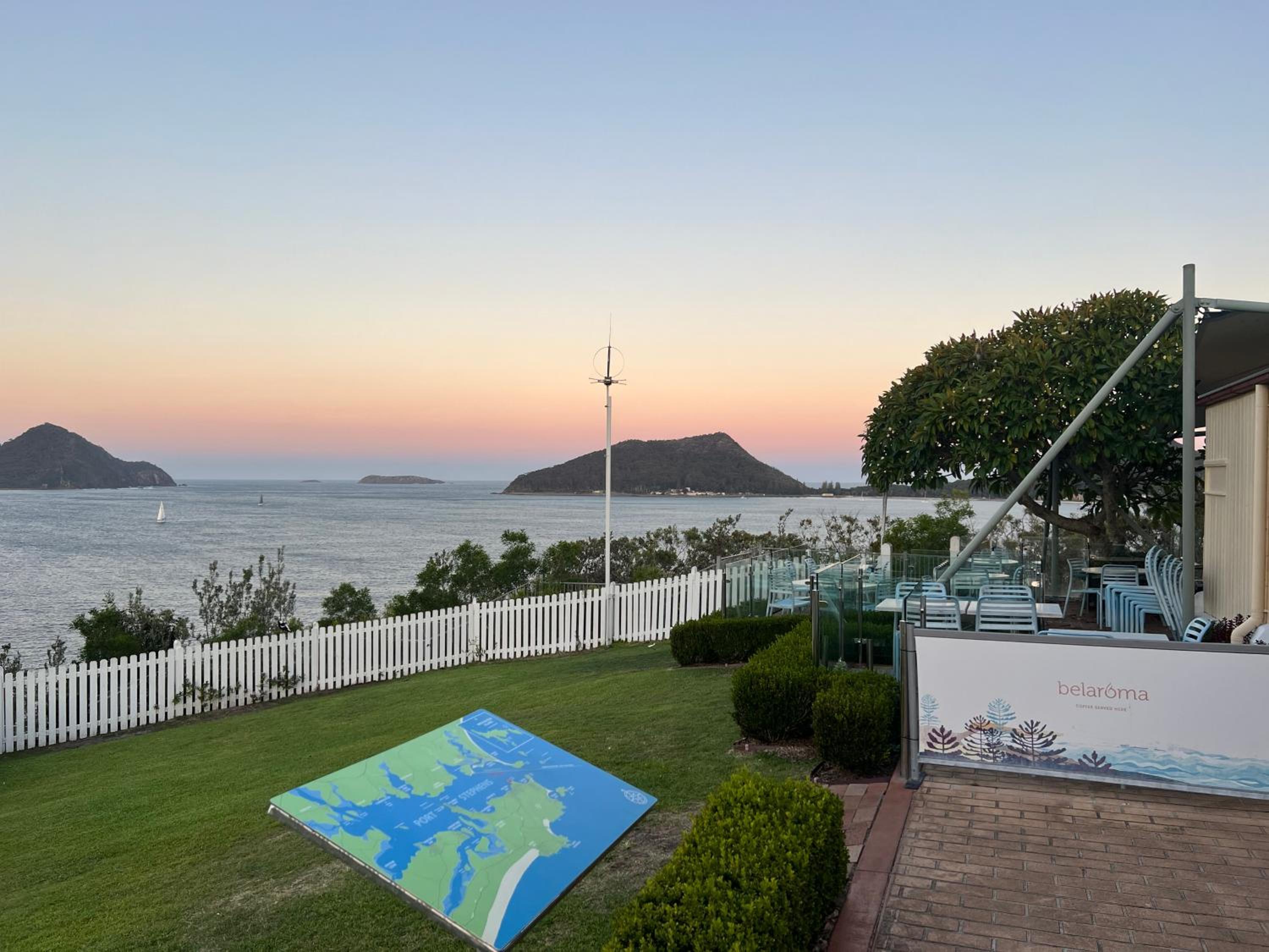 2Bays Studio- Walk to 2 Beaches! Perfect Location with Private Courtyard & BBQ