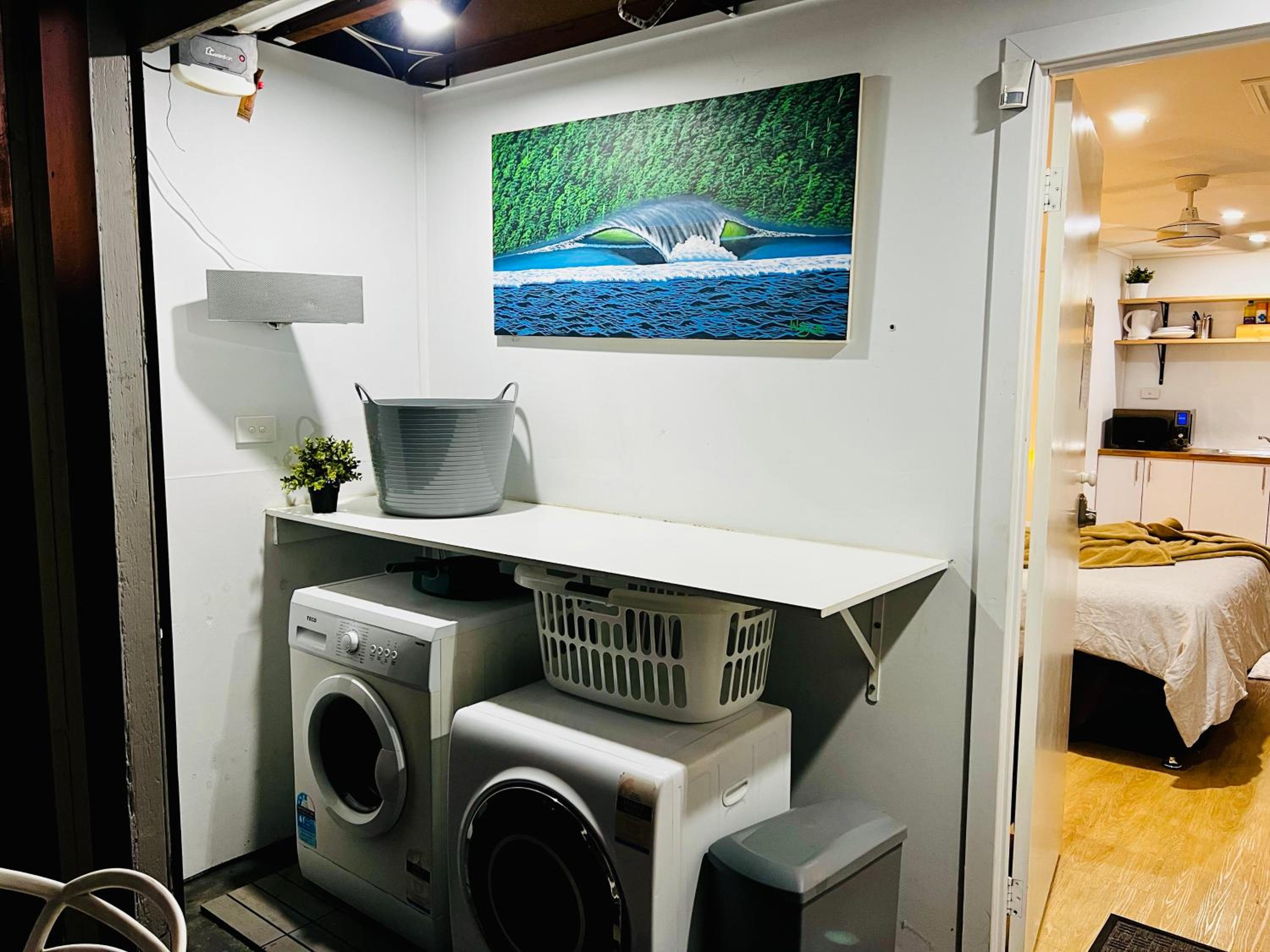 2Bays Studio- Walk to 2 Beaches! Perfect Location with Private Courtyard & BBQ