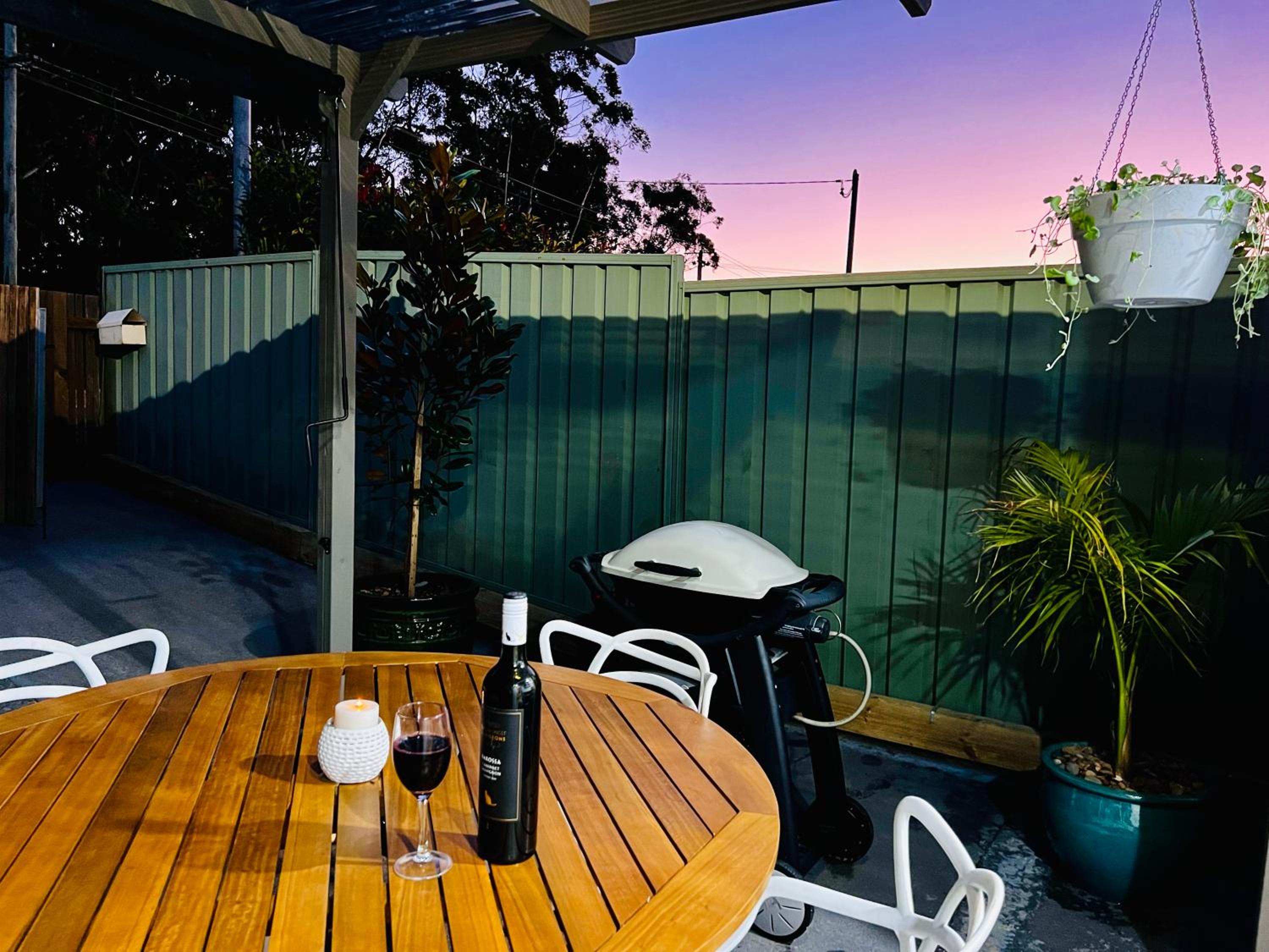 2Bays Studio- Walk to 2 Beaches! Perfect Location with Private Courtyard & BBQ