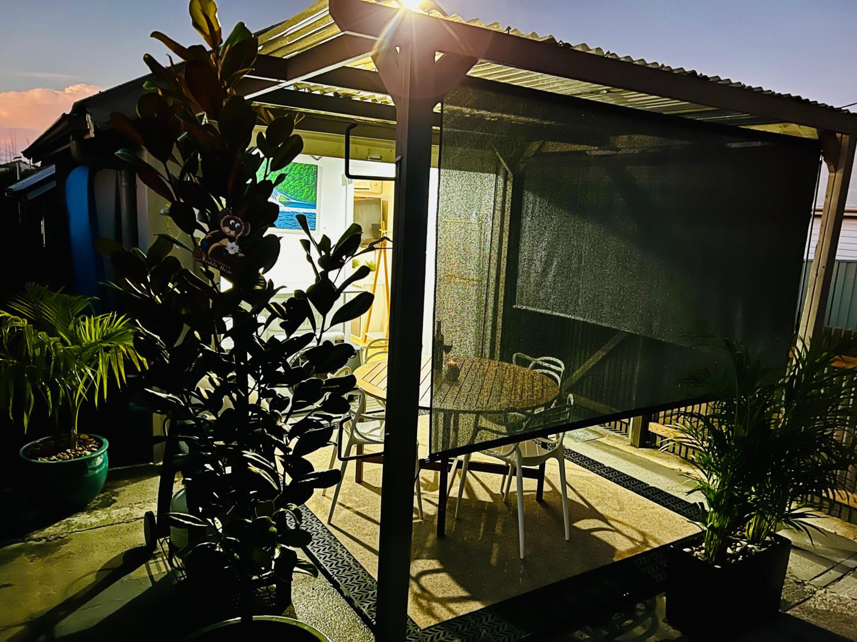 2Bays Studio- Walk to 2 Beaches! Perfect Location with Private Courtyard & BBQ