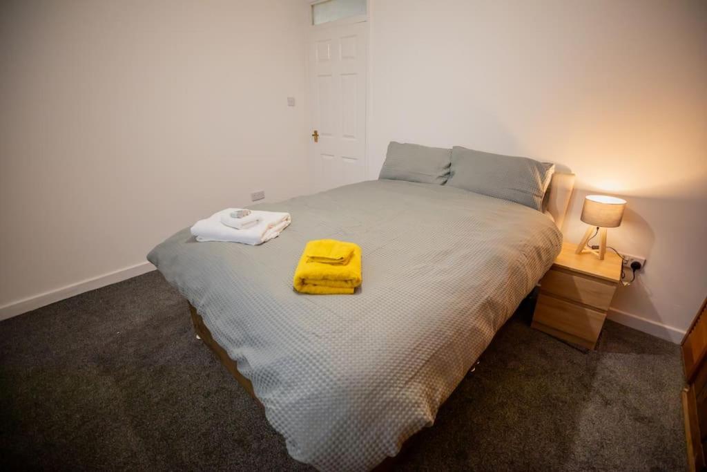 Rutland Stays- 3bdroom house, sleeps 7, Near City Center and Stadium- Contractor & Family Friendly view 4