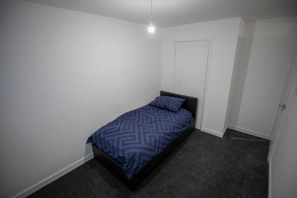 Rutland Stays- 3bdroom house, sleeps 7, Near City Center and Stadium- Contractor & Family Friendly view 5