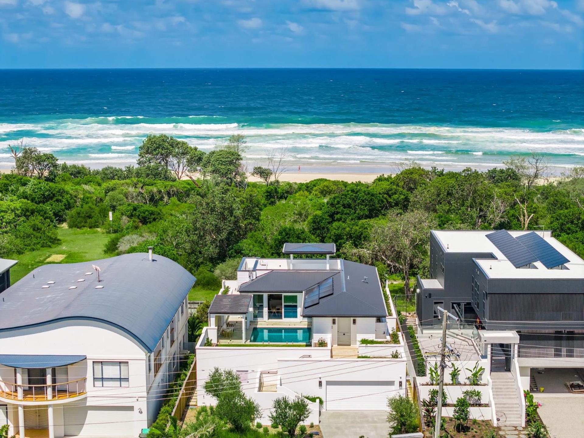 Aquarium House - with direct beach access & pool