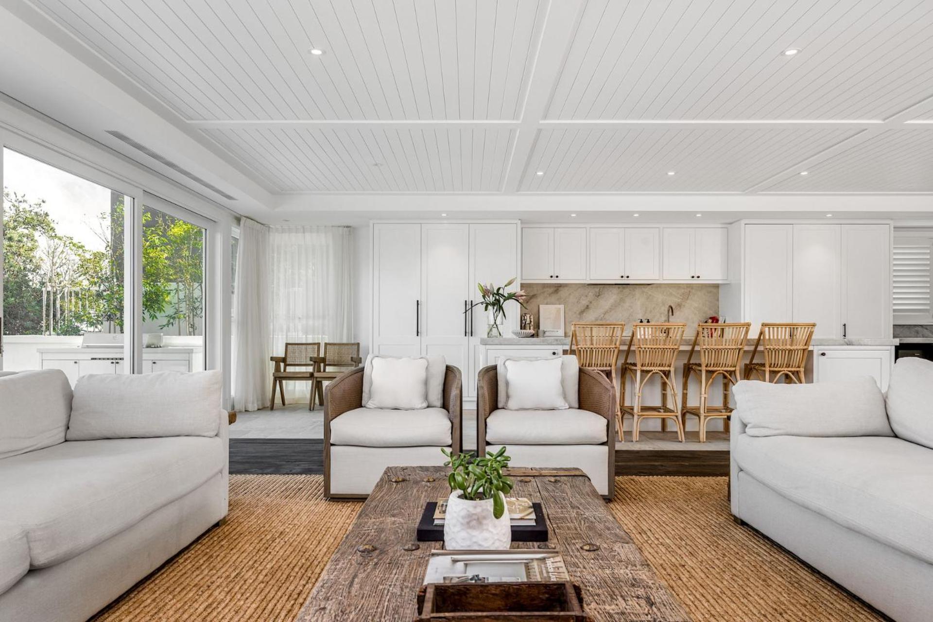 Aquarium House - with direct beach access & pool