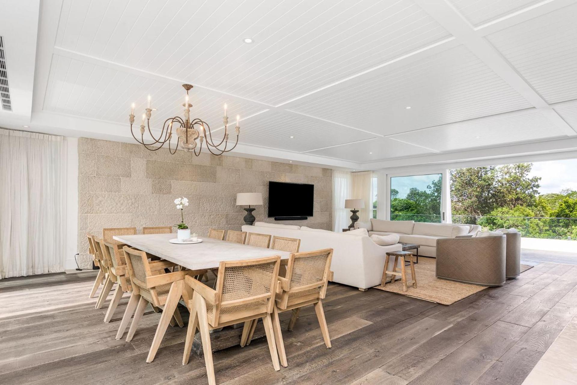 Aquarium House - with direct beach access & pool