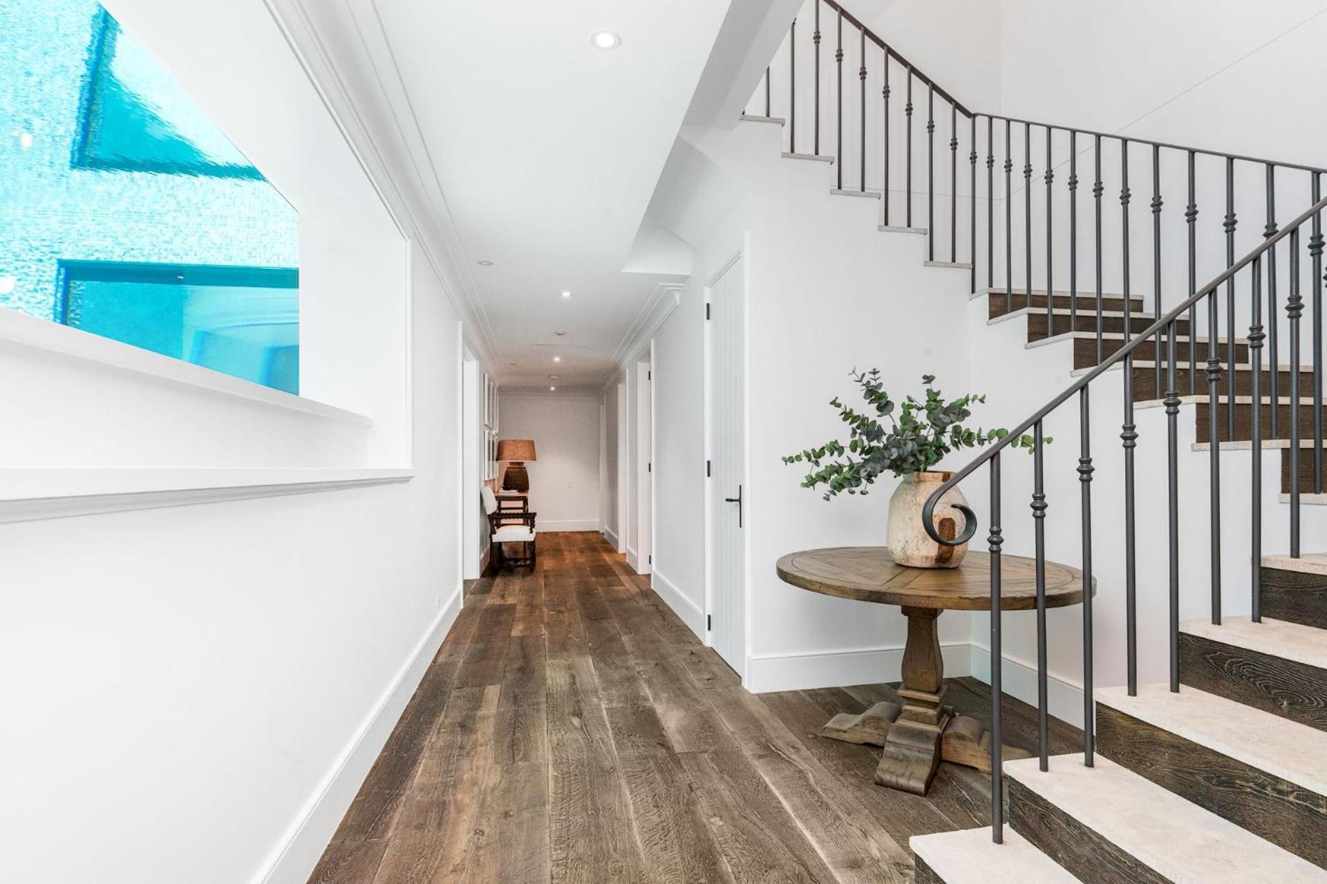 Aquarium House - with direct beach access & pool