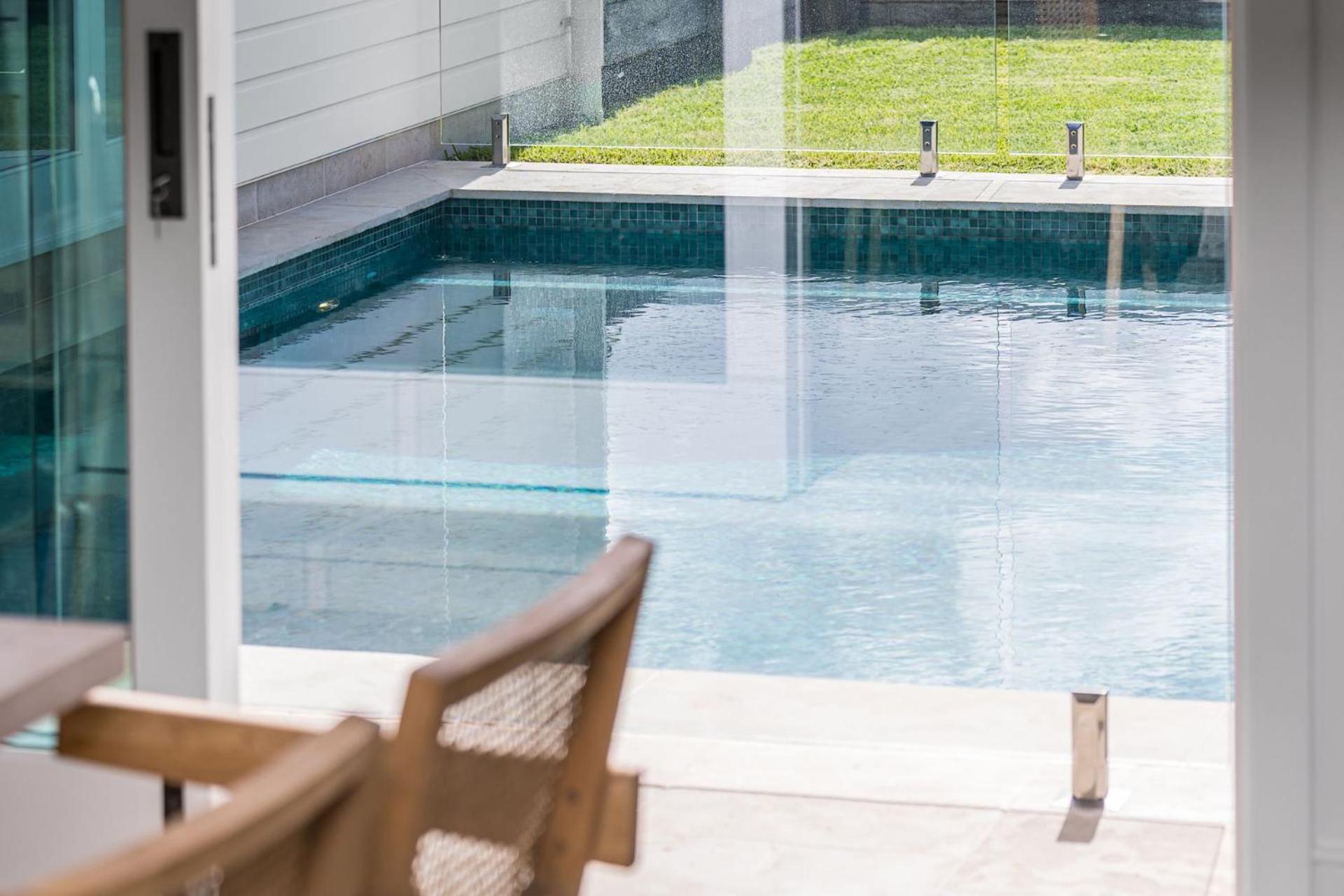 Aquarium House - with direct beach access & pool