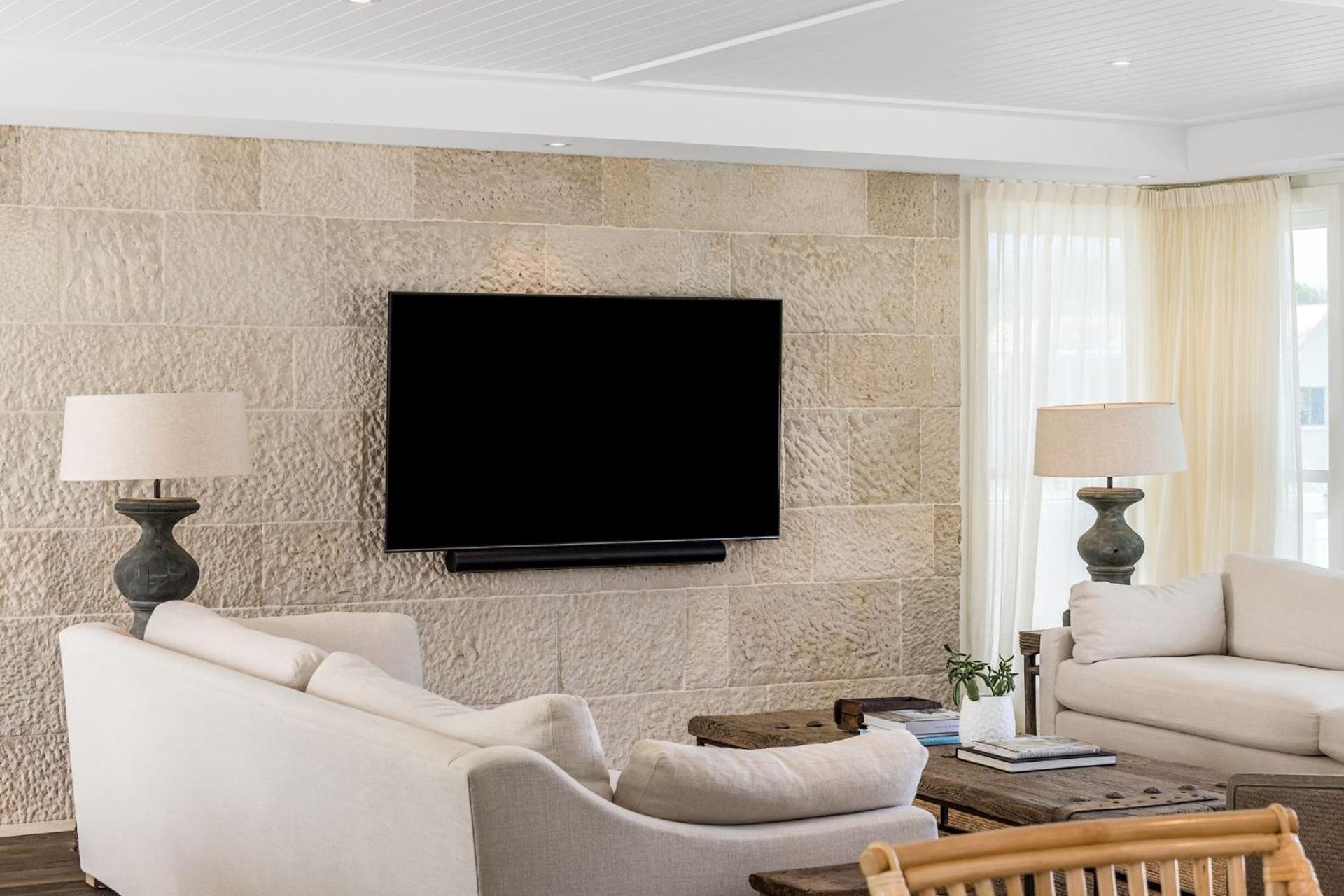 Aquarium House - with direct beach access & pool