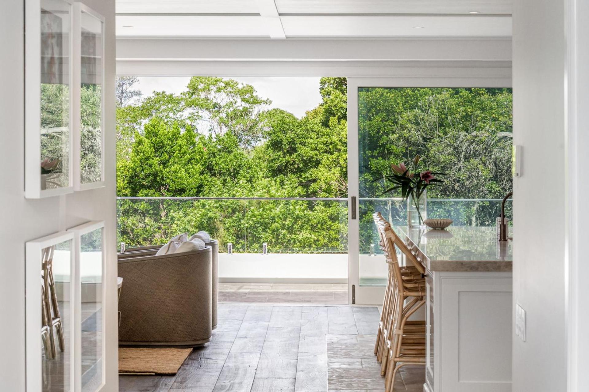 Aquarium House - with direct beach access & pool