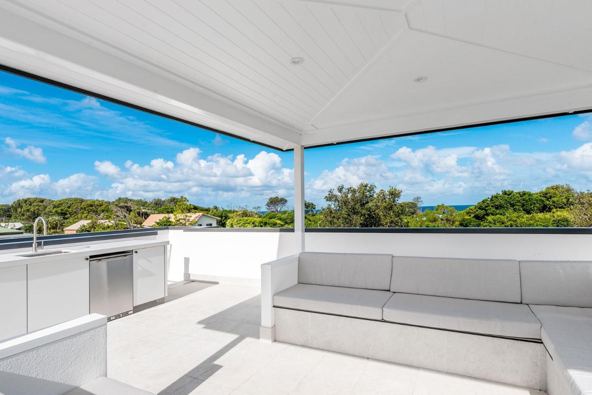 Aquarium House - with direct beach access & pool