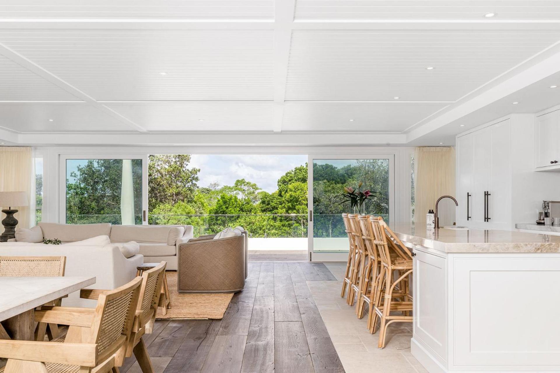 Aquarium House - with direct beach access & pool