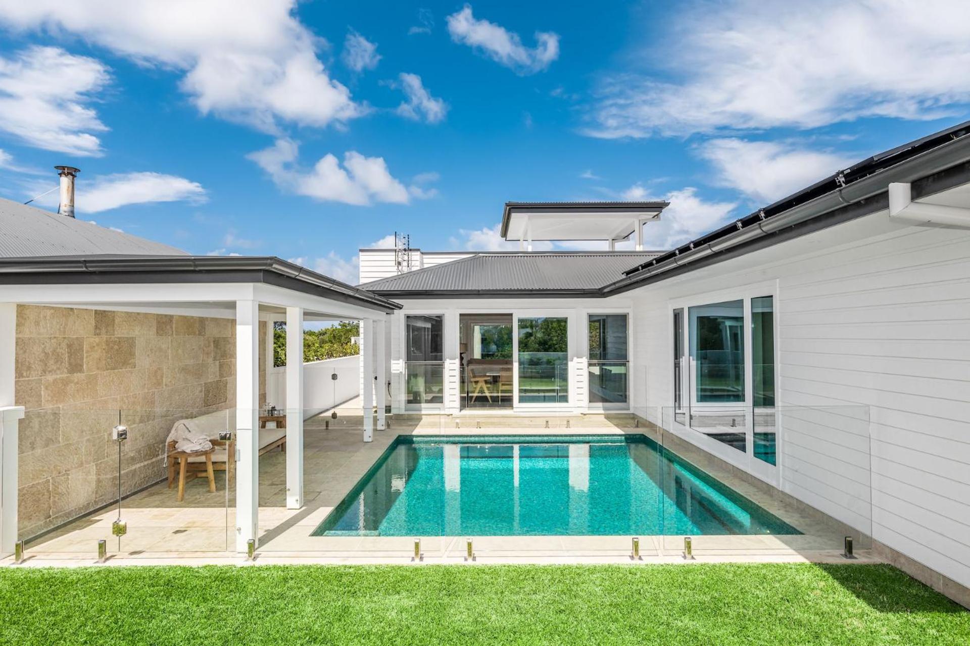 Aquarium House - with direct beach access & pool