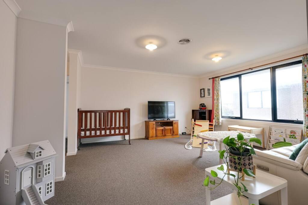 StayAU 5BR Contemporary Getaway Point Cook