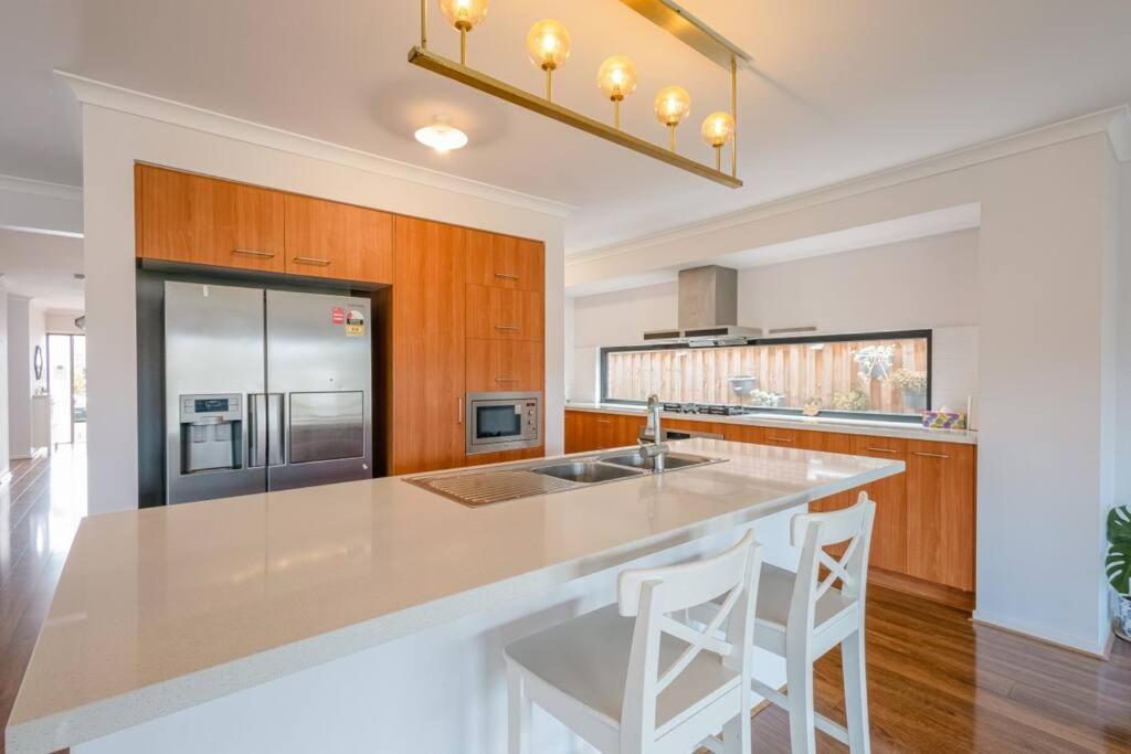 StayAU 5BR Contemporary Getaway Point Cook