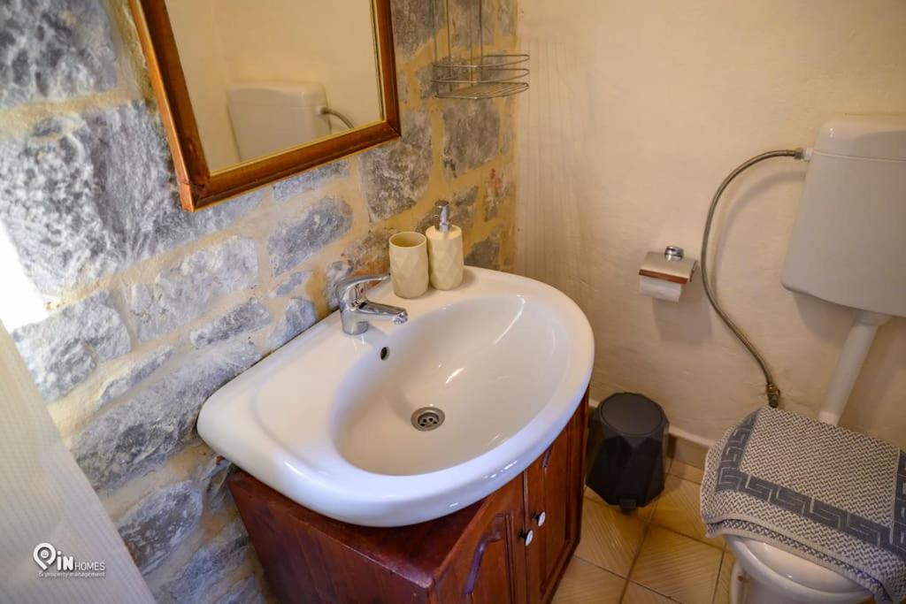Faskomilo - Unique Beachfront Stone House in Alipa-Mani view 5