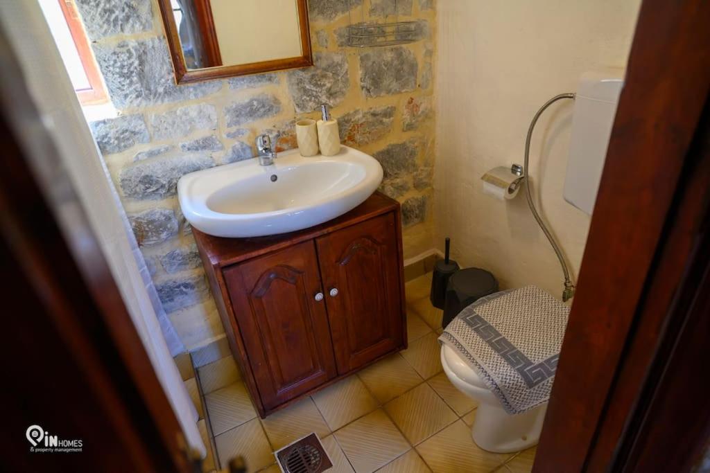 Faskomilo - Unique Beachfront Stone House in Alipa-Mani view 4