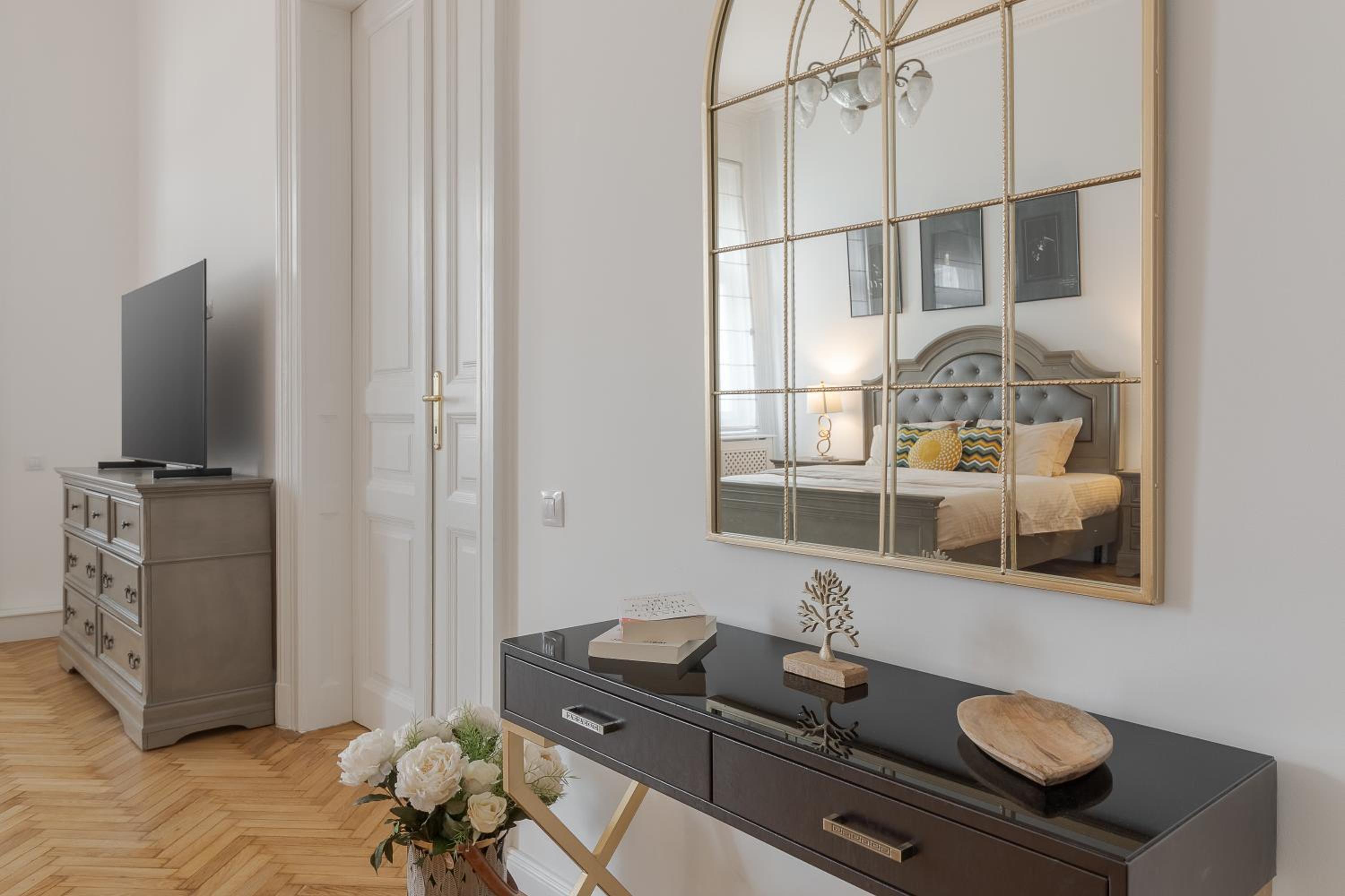 UNIQUE Experience - Palat istoric Oradea -Ultraelegant și spațios view 2
