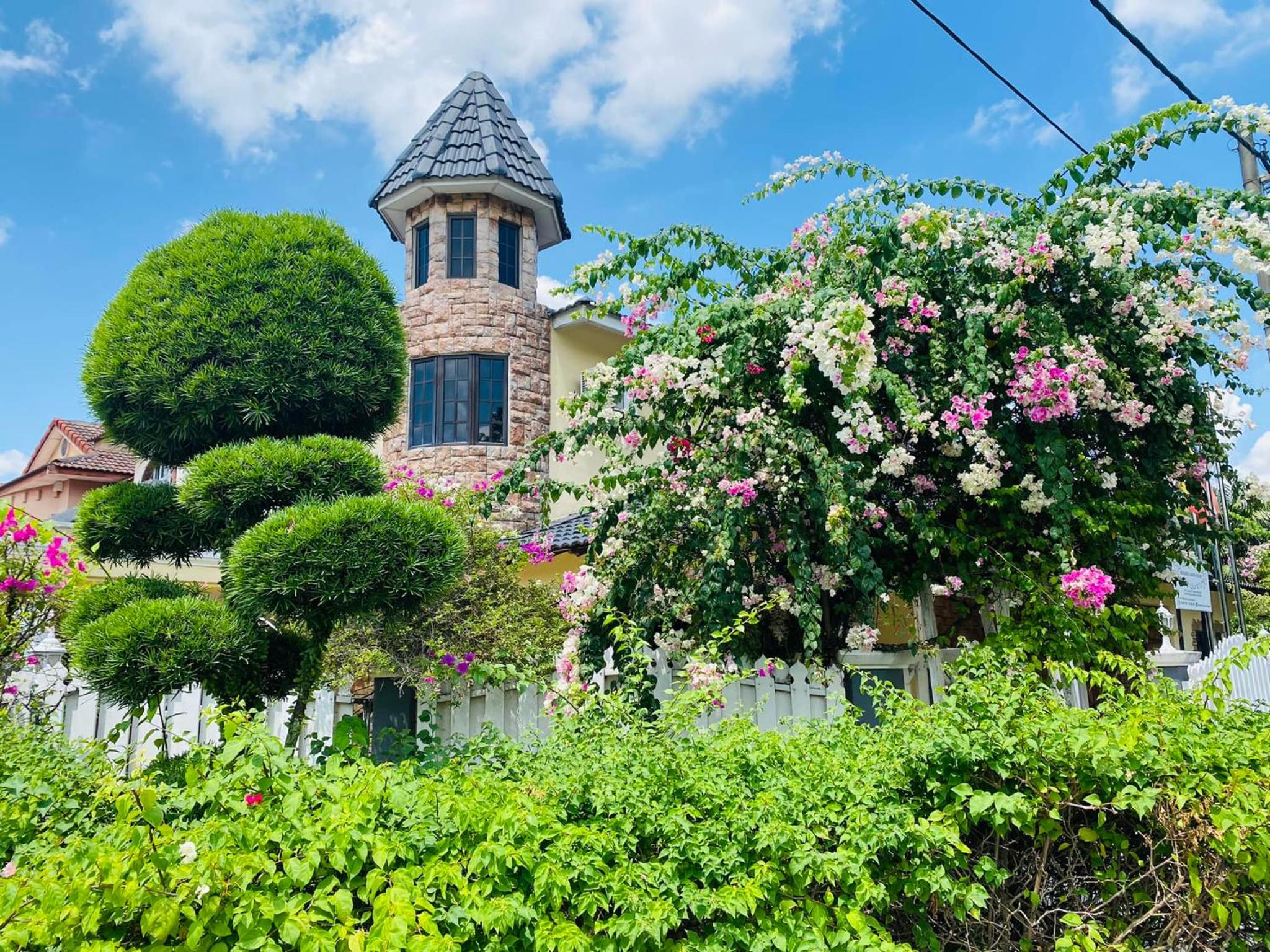 MENAREK GARDEN HOUSE