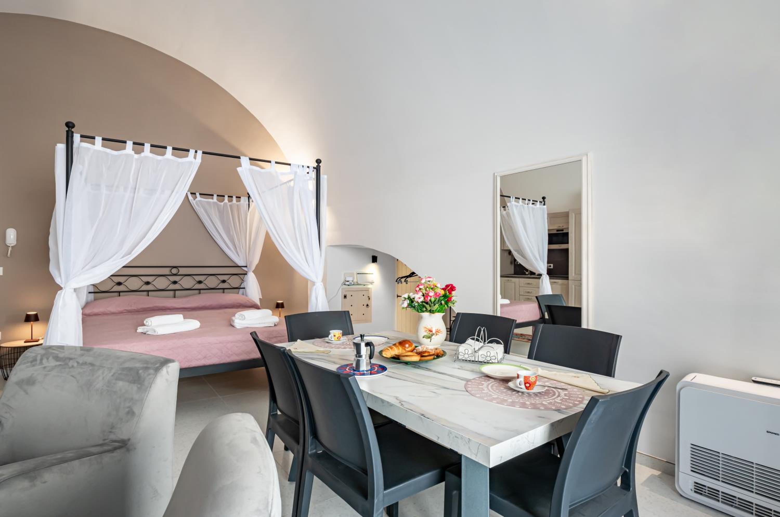 La Torretta Home - Stylish & Central Studio photo 4